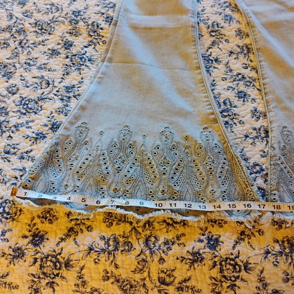 Eyelet bell bottom jeans - Picture 3 of 13
